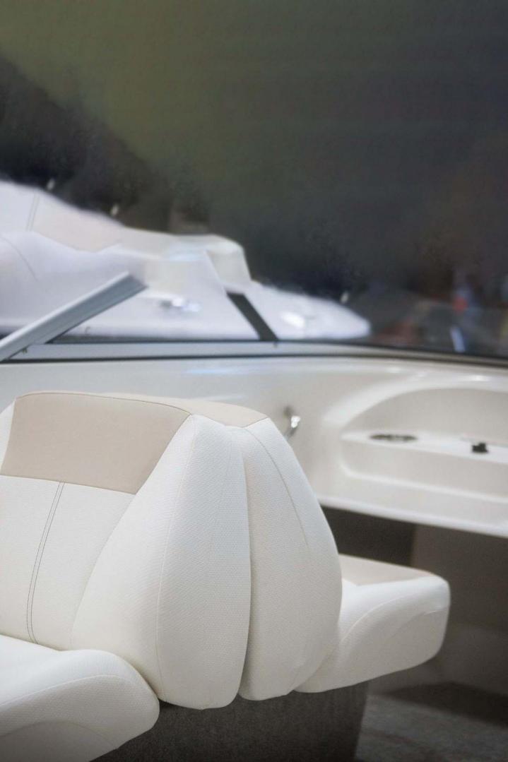 Spécialiste de la conception et de la réalisation de sellerie nautique.