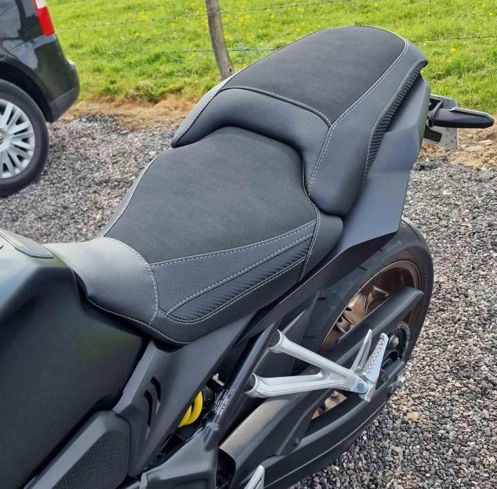 Réalisation de sellerie moto sur mesure Neuf-Marché