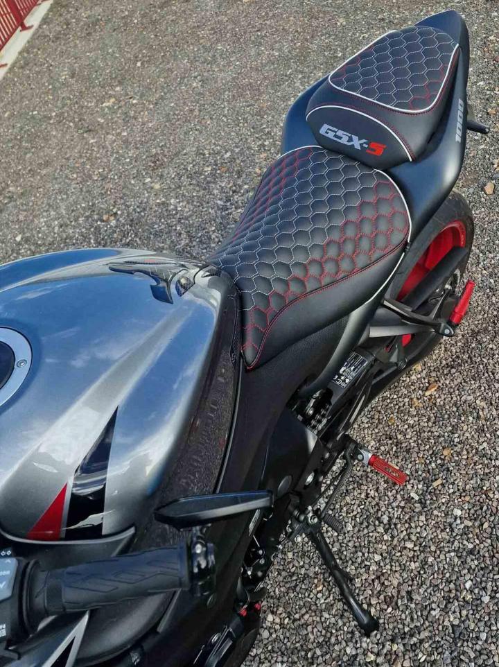 Réalisation de sellerie moto sur mesure Neuf-Marché