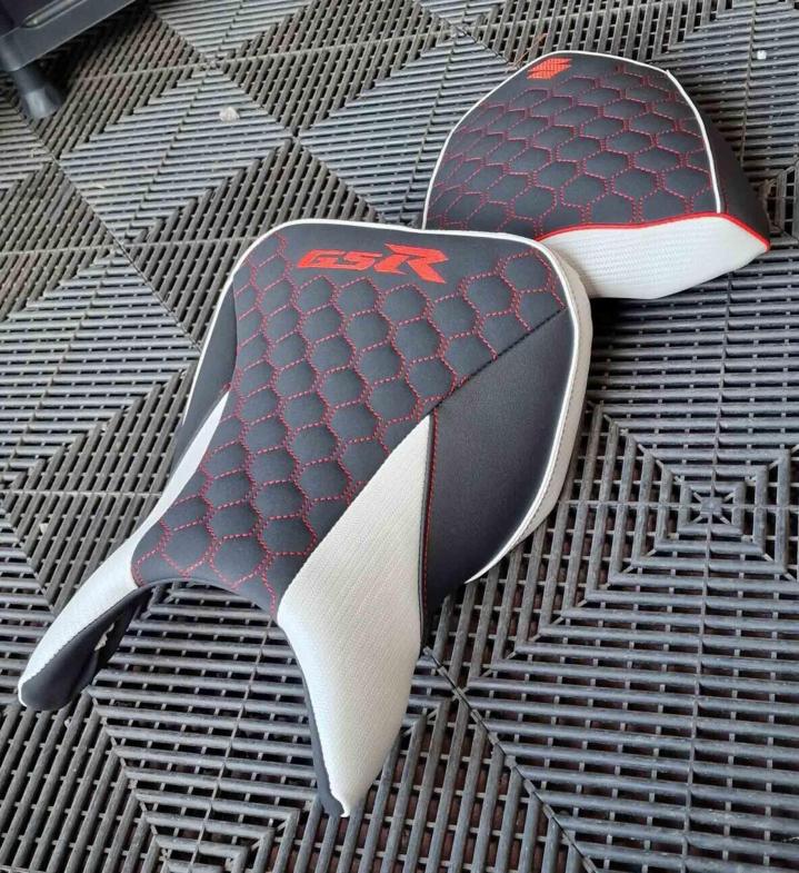 Réalisation de sellerie moto sur mesure Neuf-Marché