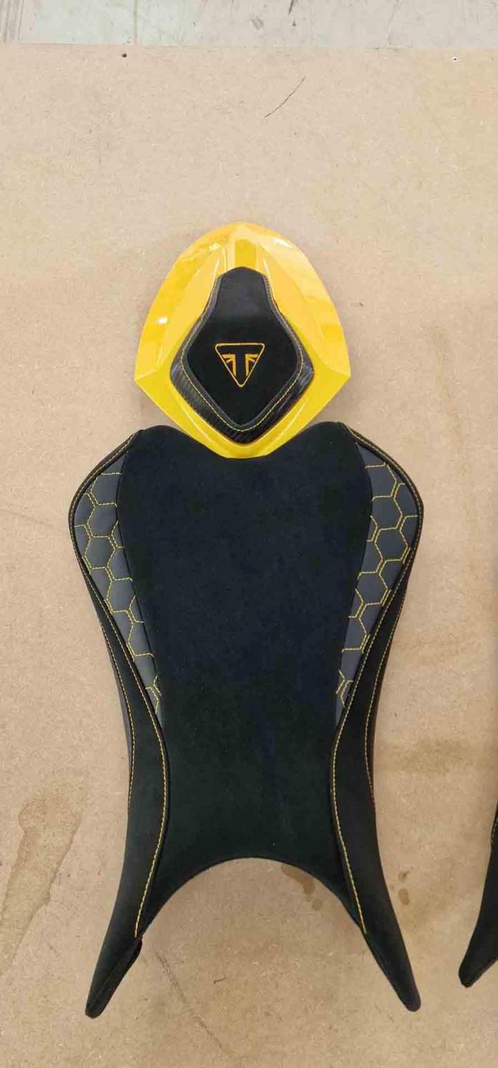 Réalisation de sellerie moto sur mesure Neuf-Marché