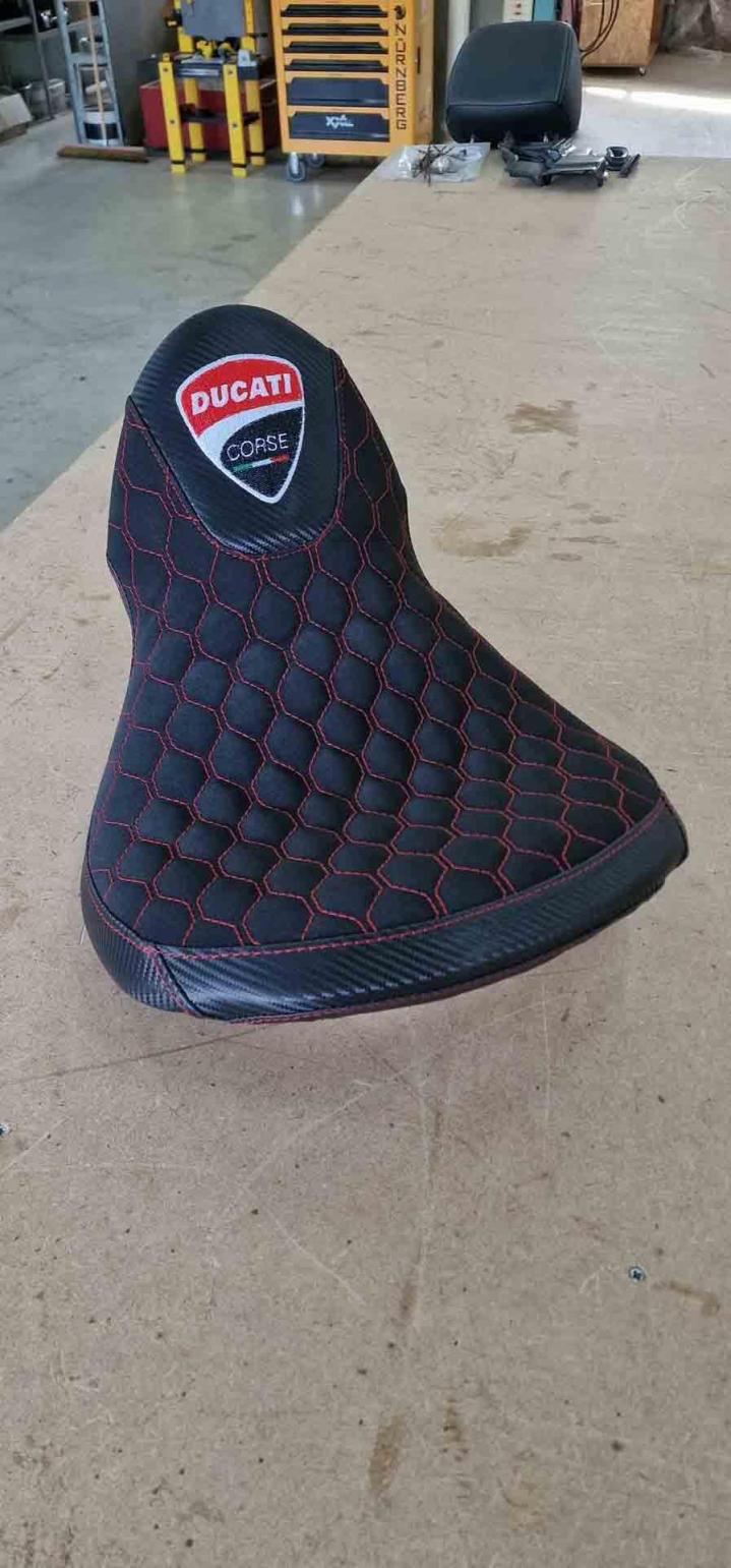 Réalisation de sellerie moto sur mesure Neuf-Marché