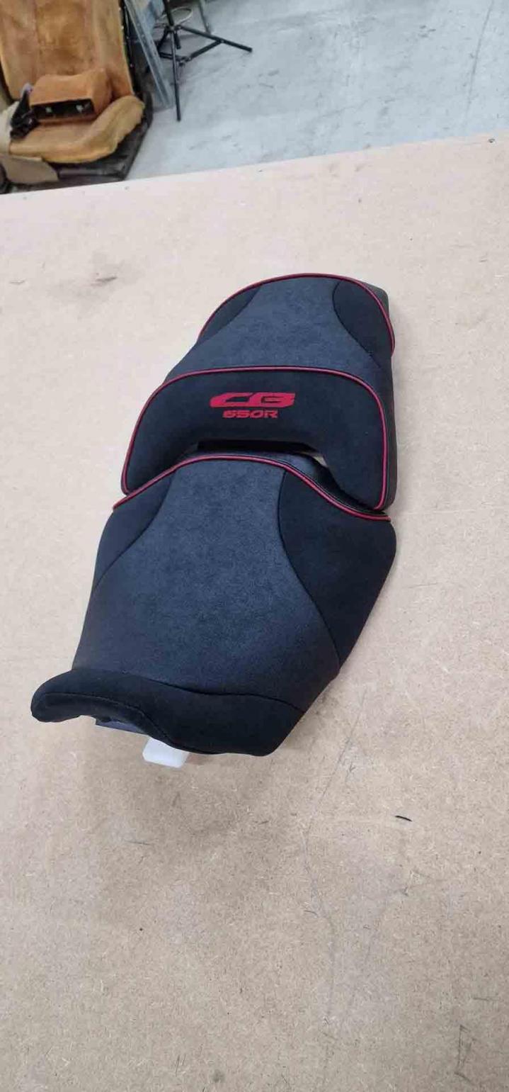 Réalisation de sellerie moto sur mesure Neuf-Marché