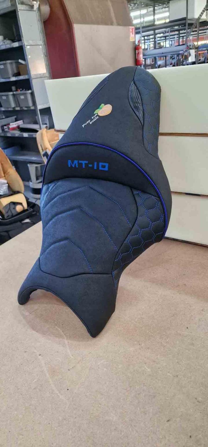 Réalisation de sellerie moto sur mesure Neuf-Marché