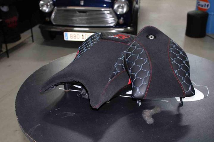 Réalisation de sellerie moto Neuf-Marché