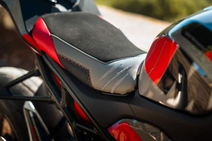 Création et rénovation de selles de moto sur mesure.
