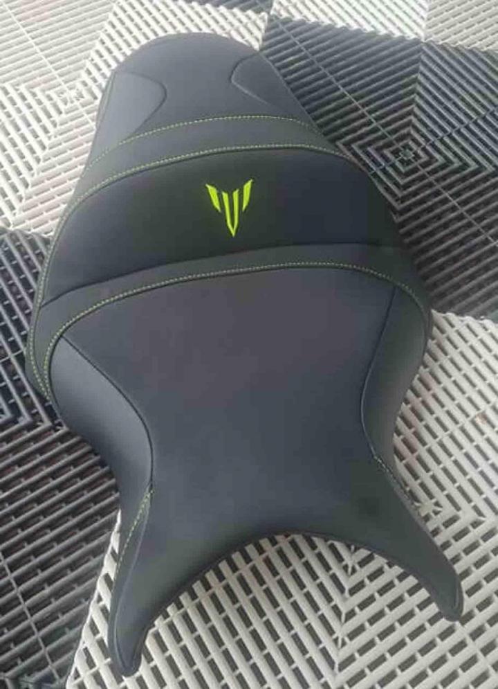 Réalisation de sellerie moto sur mesure Neuf-Marché