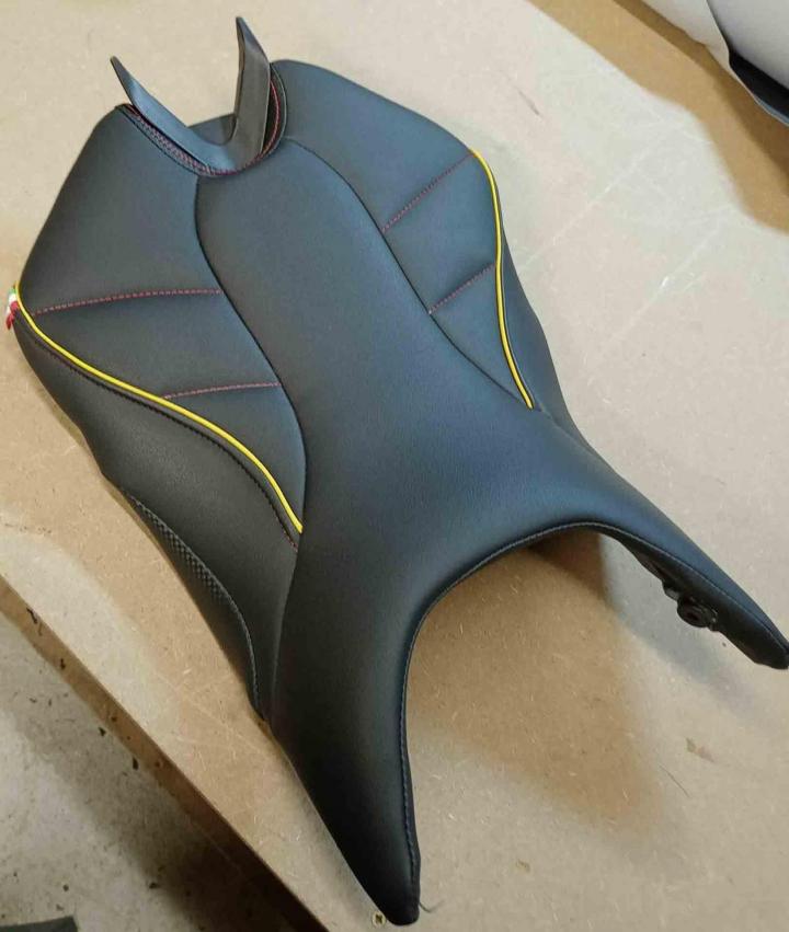 Réalisation de sellerie moto sur mesure Neuf-Marché